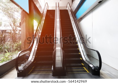  Lifting escalator                              