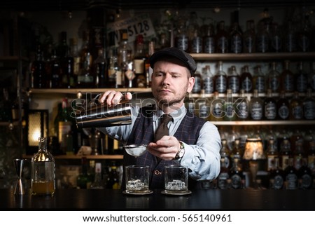 Bartender is pouring a drink Royalty-Free Stock Photo #565140961