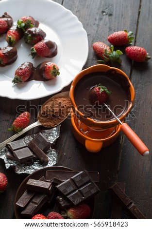 Strawberry with chocolate fondue