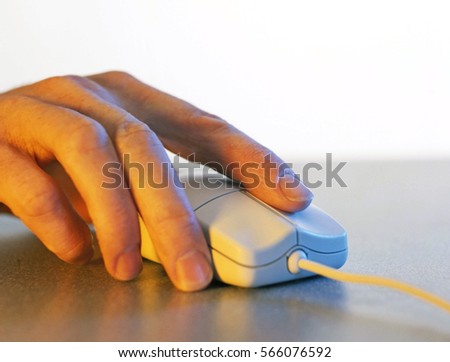 Mann, Männerhand arbeitet mit einer Maus am Computer Royalty-Free Stock Photo #566076592