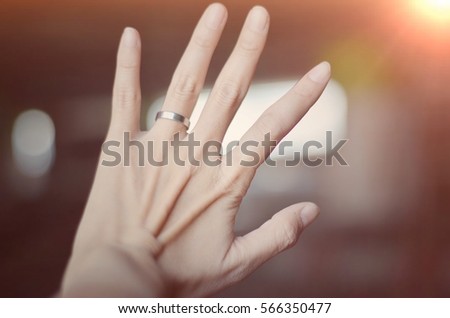 The ring on hand for wedding Royalty-Free Stock Photo #566350477