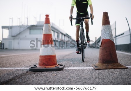 Cyclist who happens between two cones
