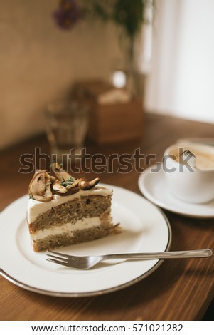 Cappuccino and cake in a hip place. Picture 06