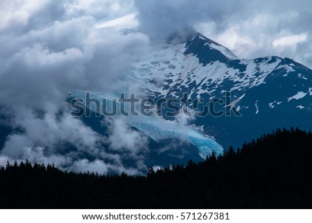 Picture of an alaskan glacier as seen from a cruise ship