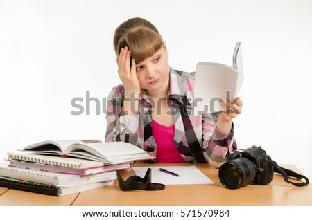She tries to learn to photograph a variety of reading manuals and tutorials