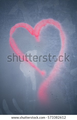 love on grey wall graffiti Royalty-Free Stock Photo #573382612