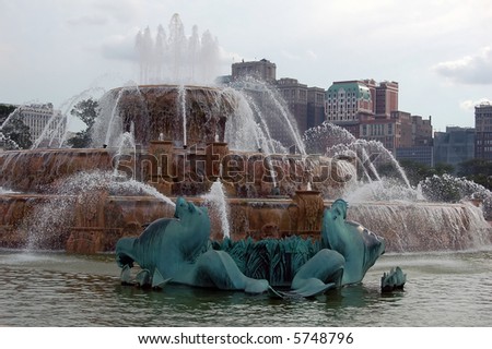 Close-up picture of Buckingham Fountain in Chicago