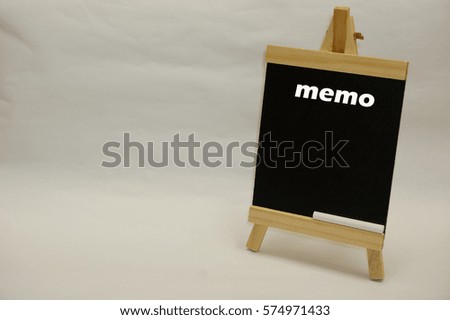 Word "memo" with message template space on the white table