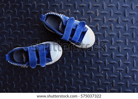 kid sneakers with iron floor