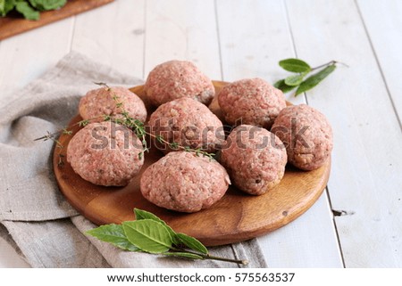 Beef mince and beef meatballs with herbs, red onions end black pepper
