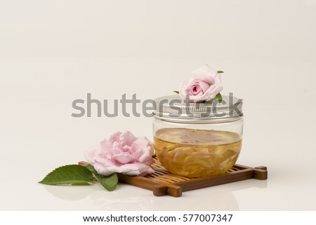 Damask rose Essential oil; Helps neutralize and balance the female hormones, both physically and emotionally, relaxing aroma. , Insomnia and relieve depression.
