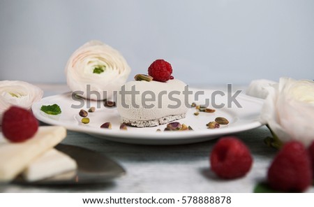 Cake with raspberry and flowers
