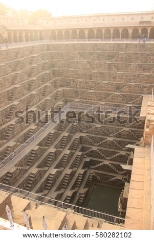 A huge irrigation facility with a staircase geometric pattern in a small village in India, which is also expected to be registered as a World Heritage Site.