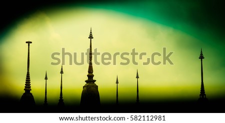 Photo Pagoda evening mysterious and beautiful, with green and yellow light shines in the darkness.