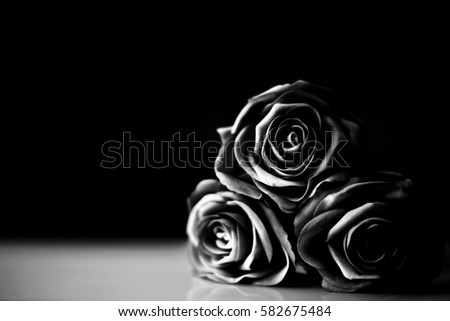 The black and white three roses on the floor, is so sad and unhappy / Soft and select  focus background