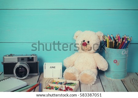Teddy bear with old camera (color vintage tone)
