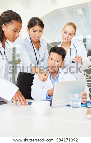 Students in medical school apprenticeship with tablet computer