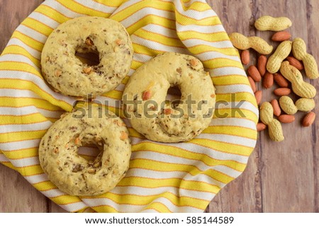 Homemade bagels with peanut 