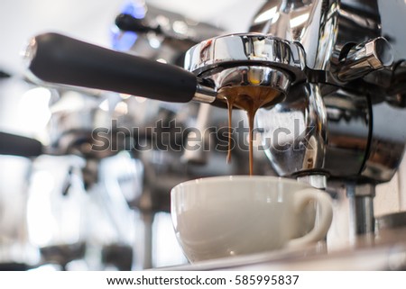 Espresso coffee extraction with bottomless filter  Royalty-Free Stock Photo #585995837