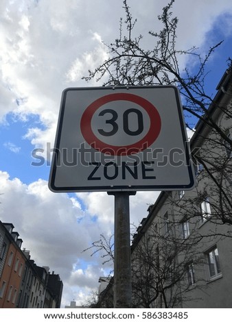 Speed limit "zone 30".