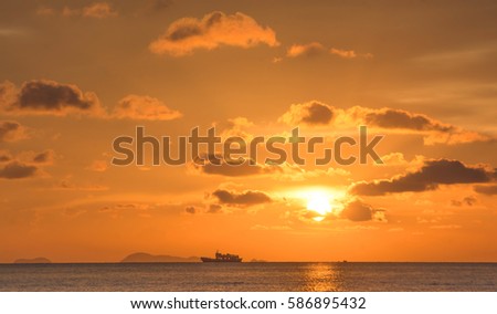 WONDERFUL SCENIC GOLDEN SHINY SKYLIGHT CLOUD SUNSET ABOVE BOAT IN OCEAN 