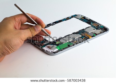 Mobile repair technicians prepared to replace the battery. Because his battery be damaged.