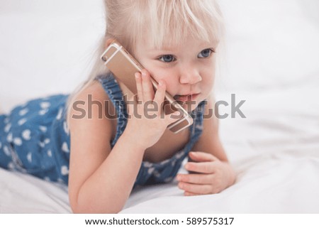 father show how tu use cellphone to two years girl 