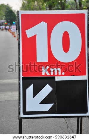 sign distance marathon
Runners passing the 10 kilometer sign