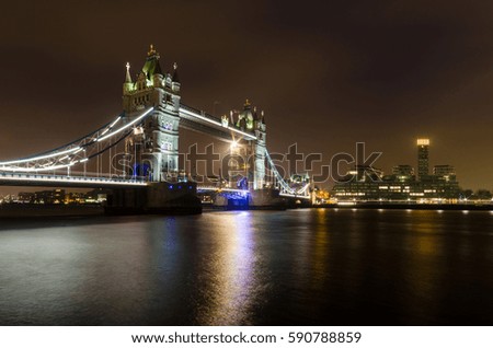 Tower Bridge in London ar night