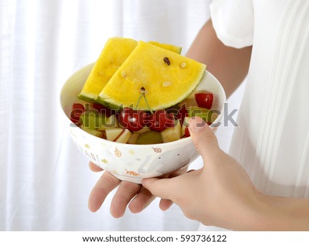 A bowl of delicious fruit salad