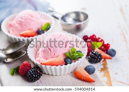 Berry ice cream with fresh fruits