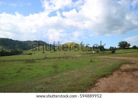 The grass mountain people of Ranong is called "Khao lon head" or ghost Hill away from the town of Ranong is only 13 km to just drive the car prior to the clearly visible along the road in Ranong,