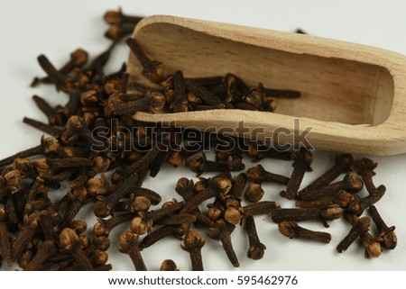 Dry cloves on a wooden spoon
