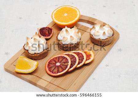 Tart with lemon curd and meringue