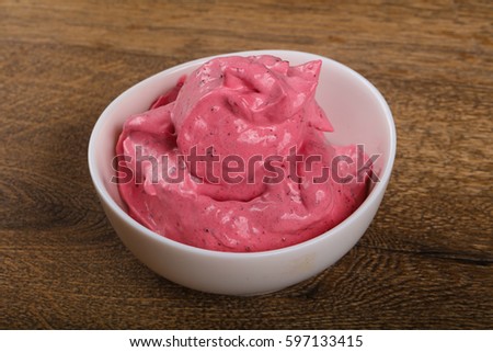 Berry cream mousse with black currants