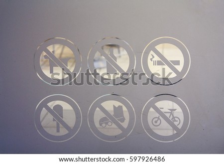Prohibiting signs on the door to the supermarket