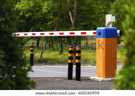 Automatic gate barrier
