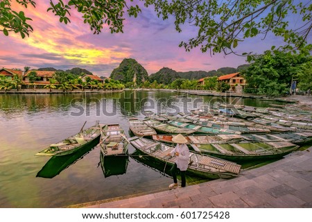 Rowing boat Waiting for passengers at sunrise,Hoa Lu Tam Coc,Hoi An Ancient Town,Vietnam. Royalty-Free Stock Photo #601725428