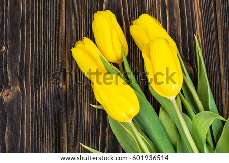 Yellow tulips on a wooden background Studio Photo