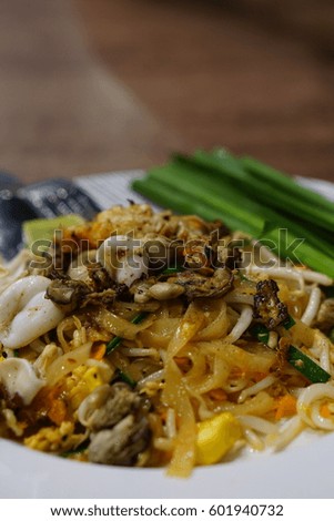 Thai food. Stir-fried thai noodles. Called Pad Thai.
In this picture is seafood ingredients.
