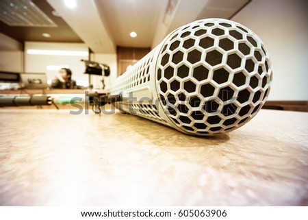 Boom microphone for recording in conference room