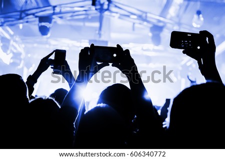 Video recording of the concert on the phone a smartphone.