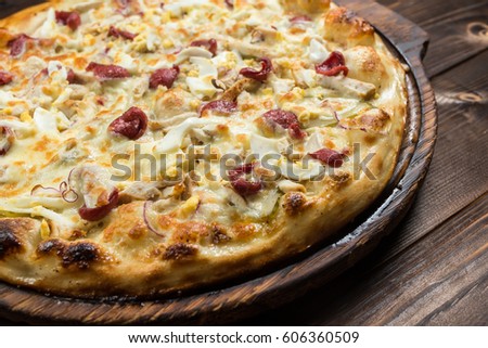 pizza with chicken and cheese