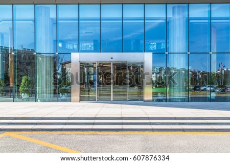 clean road front of office entrance Royalty-Free Stock Photo #607876334