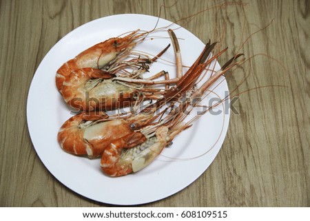  fresh raw shrimps in a bowl 