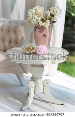 provence table with vase 