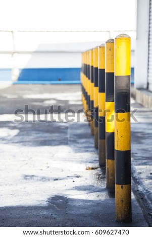 warning symbol yellow and black pole