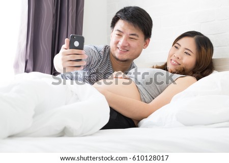 Husband and pregnant are taking pictures together