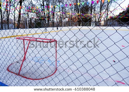 The hockey platform behind a grid