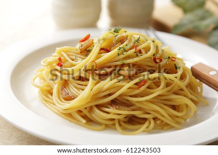Pasta aglio, olio e peperoncino Royalty-Free Stock Photo #612243503